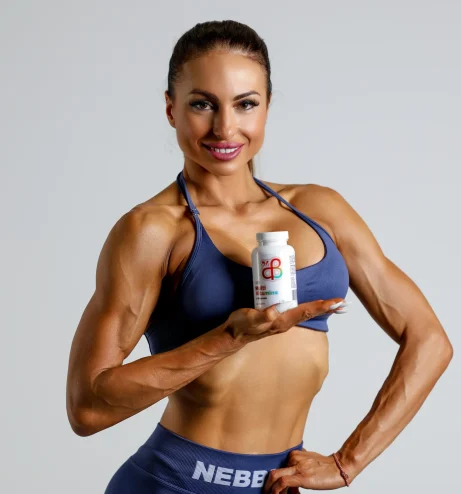 Активна жена във фитнес, символ на енергията и защитата, които дава мултивитаминът Alpha-Beta CARE.