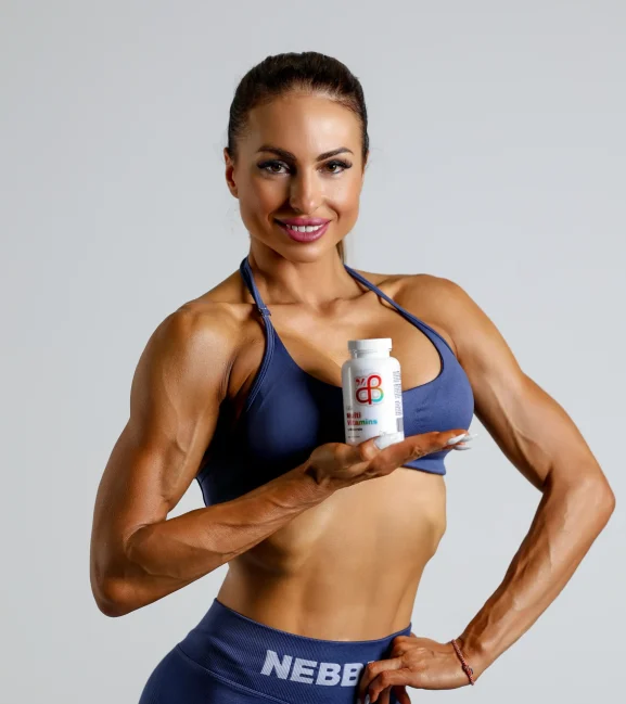 alpha-beta-care-multivitamin-energy Активна жена във фитнес, символ на енергията и защитата, които дава мултивитаминът Alpha-Beta CARE.